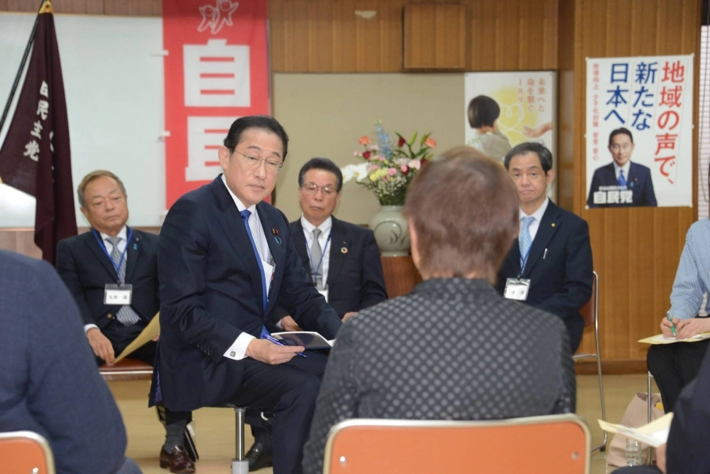 Prime Minister Fumio Kishida listens to voters in the city of Kumamoto in April. Liberal Democratic Party politicians are afraid that Kishida's unpopularity could seal their own fates when they stand for local elections. Prime Minister Fumio Kishida listens to voters in the city of Kumamoto in April. Liberal Democratic Party politicians are afraid that Kishida's unpopularity could seal their own fates when they stand for local elections.