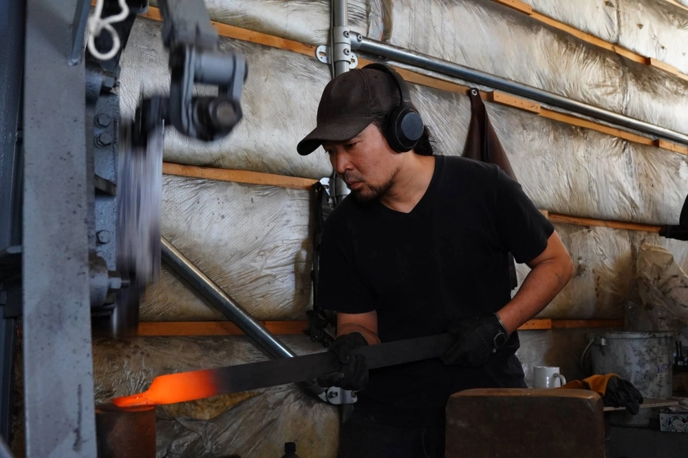 Isamitsu Abe primarily uses Shirogami and Aogami Super steel in his knives. Isamitsu Abe primarily uses Shirogami and Aogami Super steel in his knives.