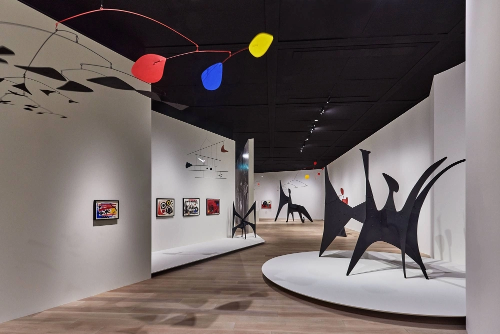 Installation view of Calder: Un effet du japonais, Azabudai Hills Gallery, 2024 Photo: Tadayuki Minamoto Installation view of Calder: Un effet du japonais, Azabudai Hills Gallery, 2024 Photo: Tadayuki Minamoto