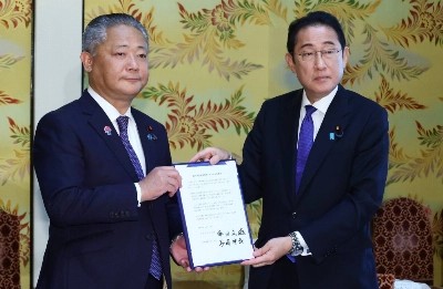 Prime Minister Fumio Kishida and Nippon Ishin no Kai leader Nobuyuki Baba sign an agreement to create a law reforming lawmaker allowances on May 31. Prime Minister Fumio Kishida and Nippon Ishin no Kai leader Nobuyuki Baba sign an agreement to create a law reforming lawmaker allowances on May 31.