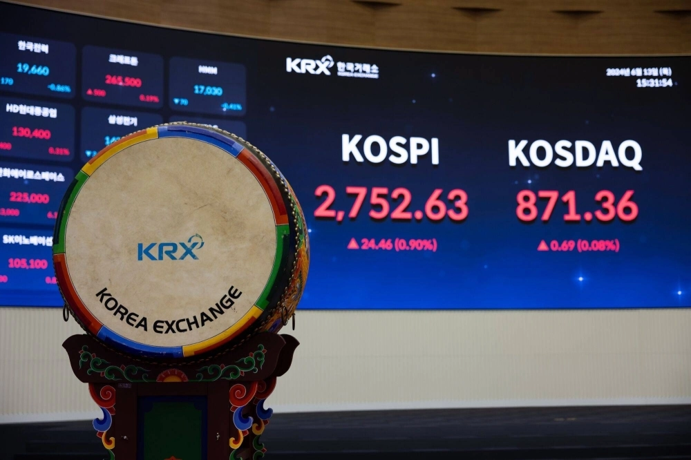 A drum sits inside the Korea Exchange in Seoul on June 13. South Korea is extending a ban on stock short selling through March 30 next year and planning harsher penalties for illegal trades.  A drum sits inside the Korea Exchange in Seoul on June 13. South Korea is extending a ban on stock short selling through March 30 next year and planning harsher penalties for illegal trades.