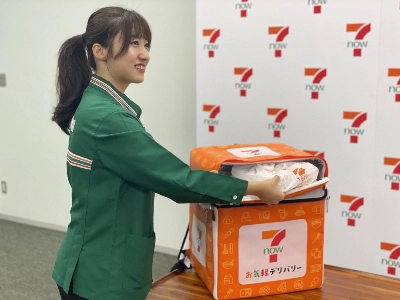 Seven-Eleven Japan holds a demonstration of delivering freshly baked pizza in Tokyo on Thursday. Seven-Eleven Japan holds a demonstration of delivering freshly baked pizza in Tokyo on Thursday.