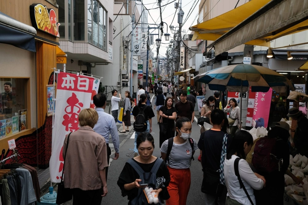 Japanese household spending unexpectedly fell in May as higher prices continued to squeeze consumers' purchasing power. Japanese household spending unexpectedly fell in May as higher prices continued to squeeze consumers' purchasing power.