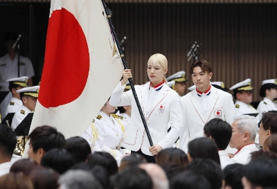 Fencer Misaki Emura (left) and breaker Shigekix, whose real name is Shigeyuki Nakarai, during a send-off ceremony in Tokyo on Friday Fencer Misaki Emura (left) and breaker Shigekix, whose real name is Shigeyuki Nakarai, during a send-off ceremony in Tokyo on Friday