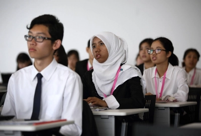 The government aims to increase the number of foreign students in Japan to 400,000 by 2033, despite a recent Justice Ministry ordinance that puts in place tougher rules on accepting overseas applicants. The government aims to increase the number of foreign students in Japan to 400,000 by 2033, despite a recent Justice Ministry ordinance that puts in place tougher rules on accepting overseas applicants.
