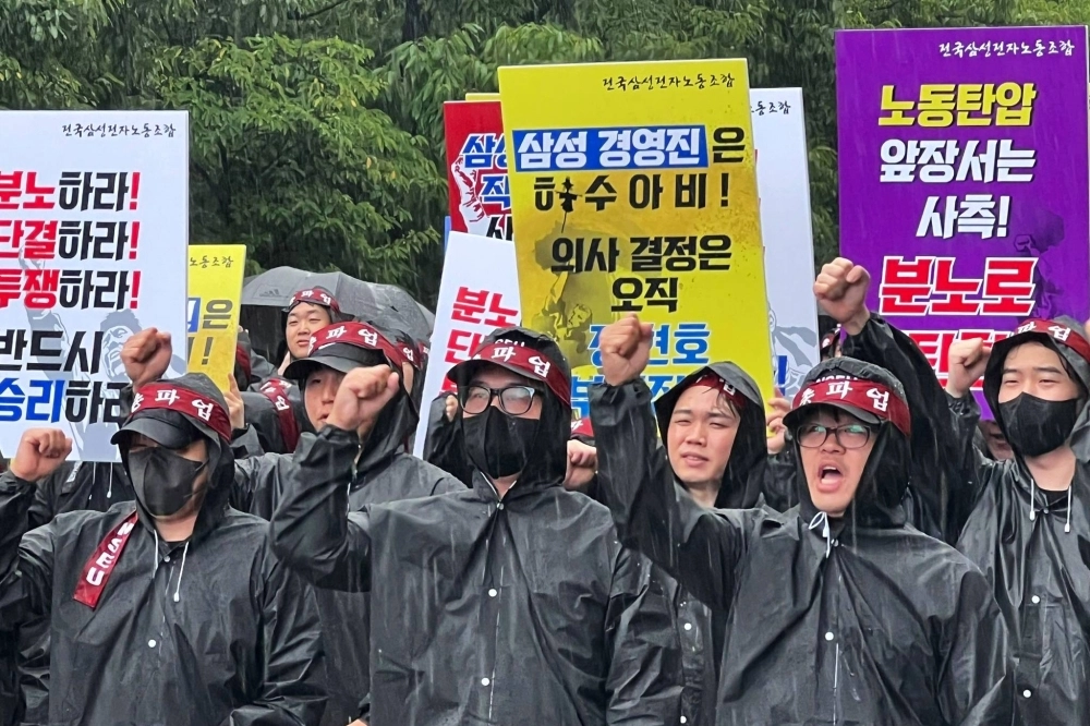 Samsung workers chant slogans during a walkout outside the company’s semiconductor plant in Hwaseong, South Korea, on Monday. Samsung workers chant slogans during a walkout outside the company’s semiconductor plant in Hwaseong, South Korea, on Monday.