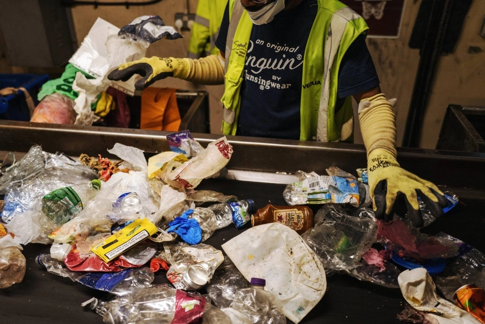 To ensure the purity of materials for recycling, some items are manually removed at Veolia’s Southwark Integrated Waste Management Facility. To ensure the purity of materials for recycling, some items are manually removed at Veolia’s Southwark Integrated Waste Management Facility.