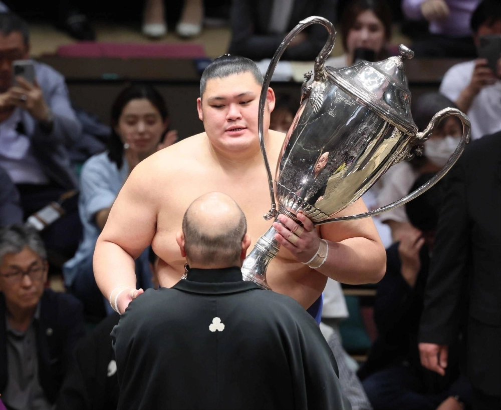 Summer Basho winner Onosato is trying to join Terunofuji as the only wrestlers to win consecutive titles since 2018. Summer Basho winner Onosato is trying to join Terunofuji as the only wrestlers to win consecutive titles since 2018.