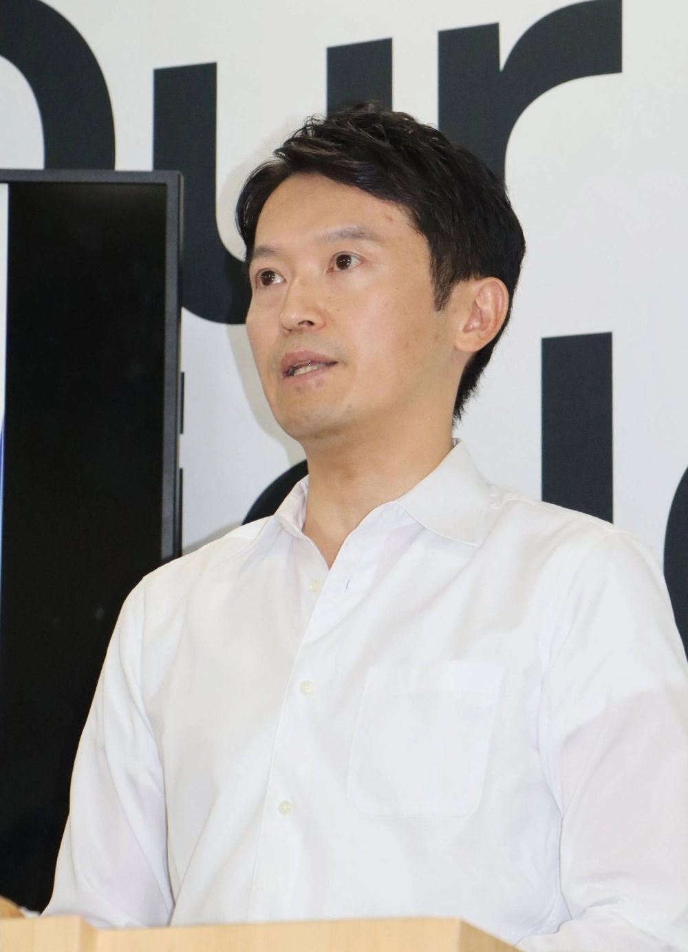 Hyogo Gov. Motohiko Saito speaks to reporters on Tuesday. Hyogo Gov. Motohiko Saito speaks to reporters on Tuesday.