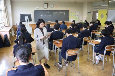 The number of teachers in their 20s on leave due to mental conditions has risen, highlighting the need to reduce burdens on young teachers. The number of teachers in their 20s on leave due to mental conditions has risen, highlighting the need to reduce burdens on young teachers.