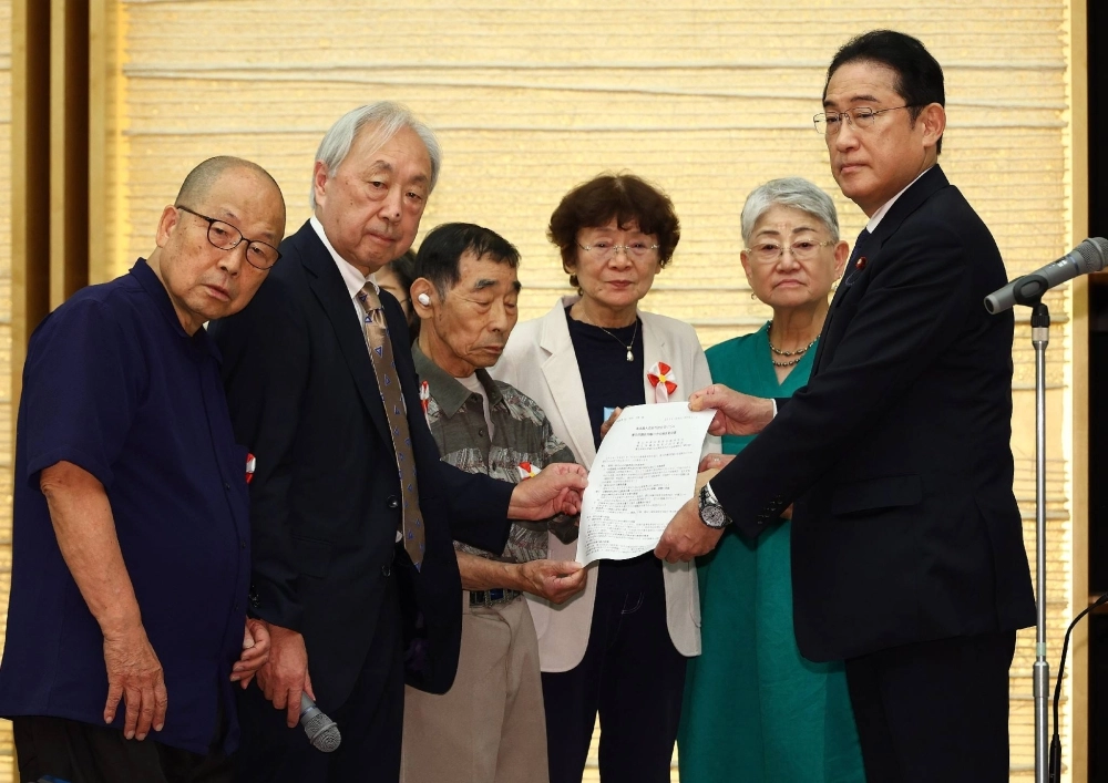 Prime Minister Fumio Kishida receives a petition from victims of forced sterilization on Wednesday at the Prime Minister's Office in Tokyo. Prime Minister Fumio Kishida receives a petition from victims of forced sterilization on Wednesday at the Prime Minister's Office in Tokyo.