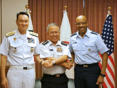 (From left) Kim Myung-soo, chairman of the Joint Chiefs of Staff of South Korea, Gen. Yoshihide Yoshida, chief of staff of the SDF's Joint Staff, and Gen. Charles Brown, chairman of the U.S. Joint Chiefs of Staff, at the Defense Ministry in Tokyo on Thursday (From left) Kim Myung-soo, chairman of the Joint Chiefs of Staff of South Korea, Gen. Yoshihide Yoshida, chief of staff of the SDF's Joint Staff, and Gen. Charles Brown, chairman of the U.S. Joint Chiefs of Staff, at the Defense Ministry in Tokyo on Thursday