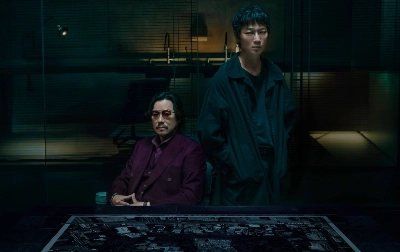 A nefarious fraudster (Etsushi Toyokawa, left) and his protege (Go Ayano) engineer a multibillion-yen property scam in Netflix’s “Tokyo Swindlers.” A nefarious fraudster (Etsushi Toyokawa, left) and his protege (Go Ayano) engineer a multibillion-yen property scam in Netflix’s “Tokyo Swindlers.”