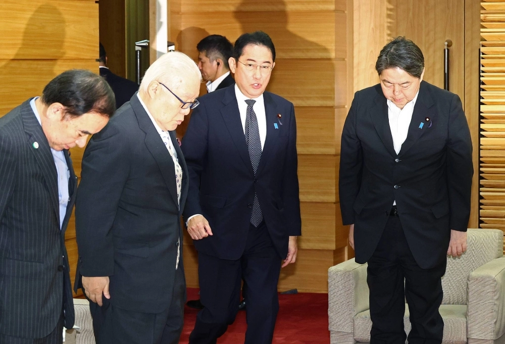 Prime Minister Fumio Kishida and Chief Cabinet Secretary Yoshimasa Hayashi (right) during a meeting in Tokyo on Tuesday. Prime Minister Fumio Kishida and Chief Cabinet Secretary Yoshimasa Hayashi (right) during a meeting in Tokyo on Tuesday.