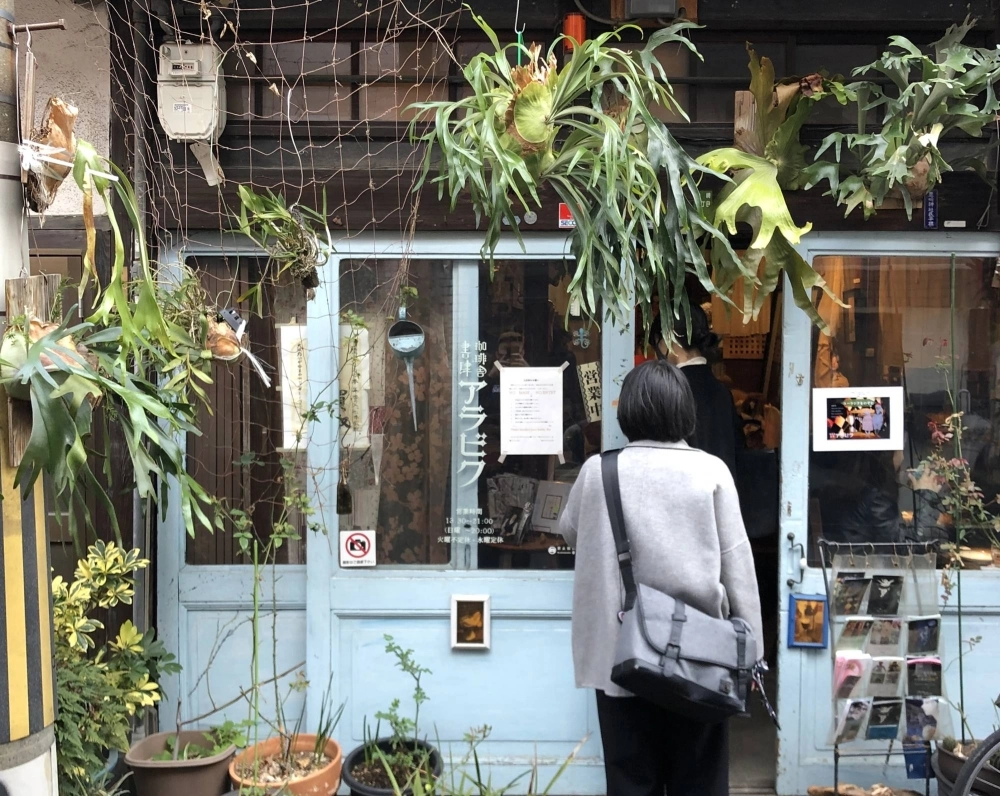 Nakazakicho may be just a few minutes outside the major commercial district of Umeda, but it certainly doesn't feel that way. Nakazakicho may be just a few minutes outside the major commercial district of Umeda, but it certainly doesn't feel that way.