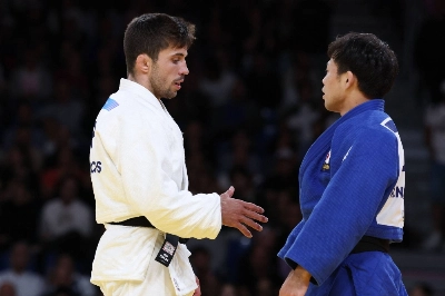 Japan's Ryuju Nagayama (right) refuses to shake hands with Spain's Francisco Garrigos after a controversial decision in their under-60 kg quarterfinal bout at the Paris Olympics on Saturday. Japan's Ryuju Nagayama (right) refuses to shake hands with Spain's Francisco Garrigos after a controversial decision in their under-60 kg quarterfinal bout at the Paris Olympics on Saturday.