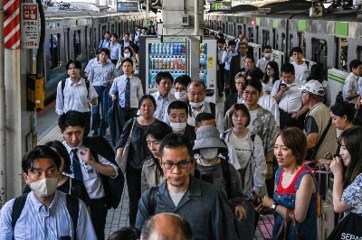 Passengers exit trains at Hamamatsucho Station in Tokyo. Passengers exit trains at Hamamatsucho Station in Tokyo.