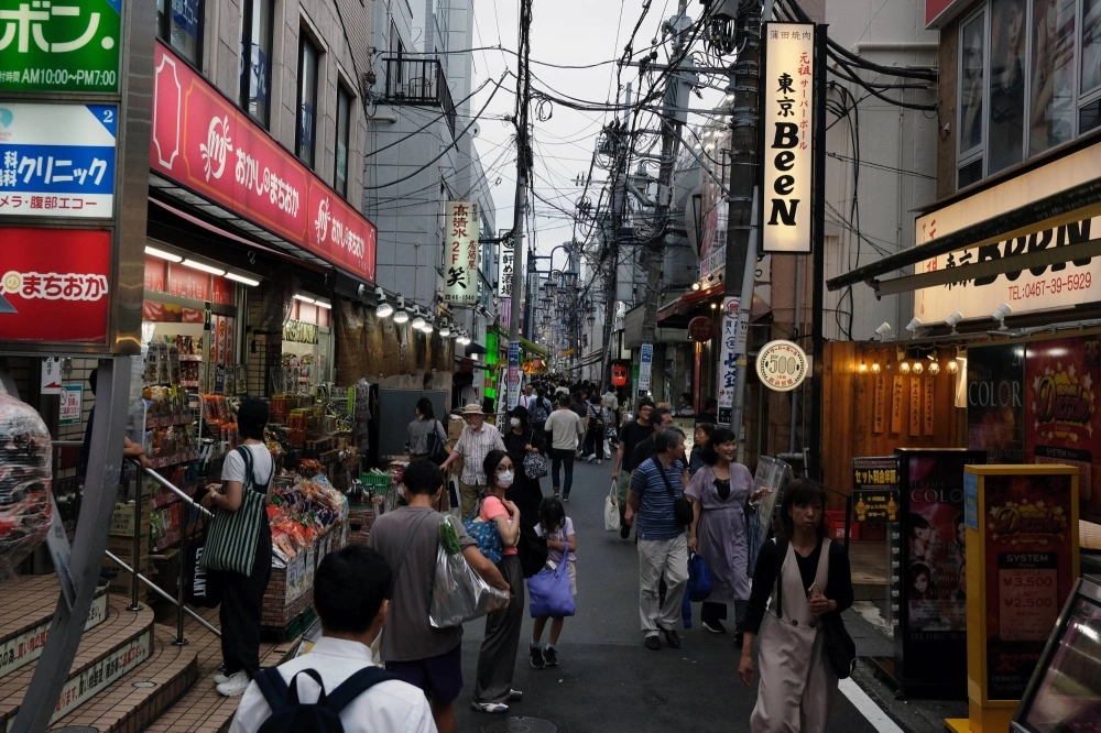 A government white paper stressed the need to pay attention to the impact of interest rate hikes by the Bank of Japan on personal consumption. A government white paper stressed the need to pay attention to the impact of interest rate hikes by the Bank of Japan on personal consumption.