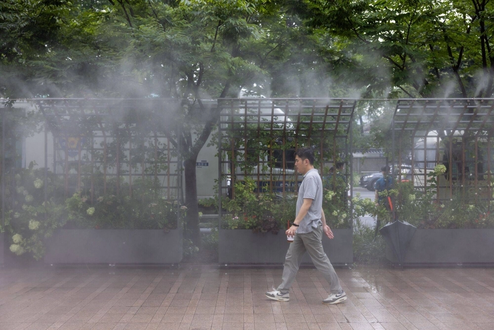 Water mist sprays in Seoul on Monday Water mist sprays in Seoul on Monday
