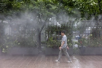 Water mist sprays in Seoul on Monday | Bloomberg