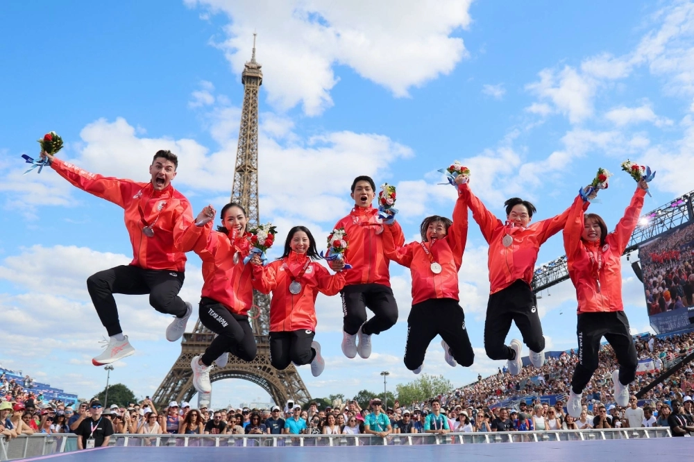 The Japanese figure skaters who competed in the team event at the Beijing Olympics pose for a photo during a ceremony at the Paris Games on Wednesday. The Japanese figure skaters who competed in the team event at the Beijing Olympics pose for a photo during a ceremony at the Paris Games on Wednesday.