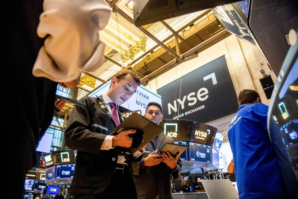 Traders work on the floor of the New York Stock Exchange on Monday as selloffs in global markets, including Japan’s Nikkei 225 index, deepened amid concerns about a slowdown in the global economy. Traders work on the floor of the New York Stock Exchange on Monday as selloffs in global markets, including Japan’s Nikkei 225 index, deepened amid concerns about a slowdown in the global economy.