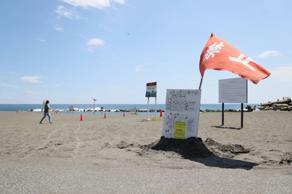 A beach closed due to a megaquake alert in Hiratsuka, Kanagawa Prefecture, from Friday to Thursday. A beach closed due to a megaquake alert in Hiratsuka, Kanagawa Prefecture, from Friday to Thursday.