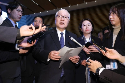 Health minister Keizo Takemi fields questions from reporters in March after a Cabinet meeting to deal with health problems caused by Kobayashi Pharmaceutical's beni kōji red yeast rice supplements. Health minister Keizo Takemi fields questions from reporters in March after a Cabinet meeting to deal with health problems caused by Kobayashi Pharmaceutical's beni kōji red yeast rice supplements.
