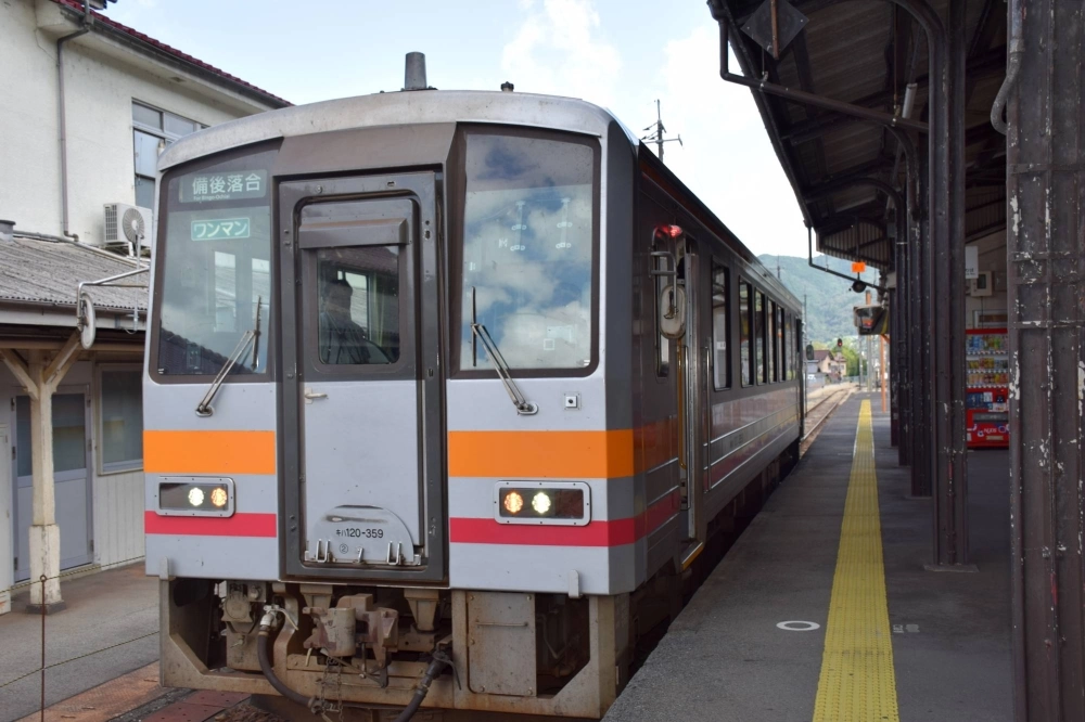 A train in Nimi, Okayama Prefecture, on West Japan Railway's Geibi Line in September 2023. The line is among those that have seen rail tracks warped by this summer's extreme heat. A train in Nimi, Okayama Prefecture, on West Japan Railway's Geibi Line in September 2023. The line is among those that have seen rail tracks warped by this summer's extreme heat.