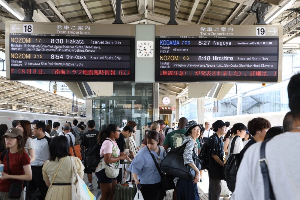 An electronic signboard at Tokyo Station displays information about a megaquake alert last Saturday. The government lifted the alert on Thursday but urged continued vigilance. An electronic signboard at Tokyo Station displays information about a megaquake alert last Saturday. The government lifted the alert on Thursday but urged continued vigilance.