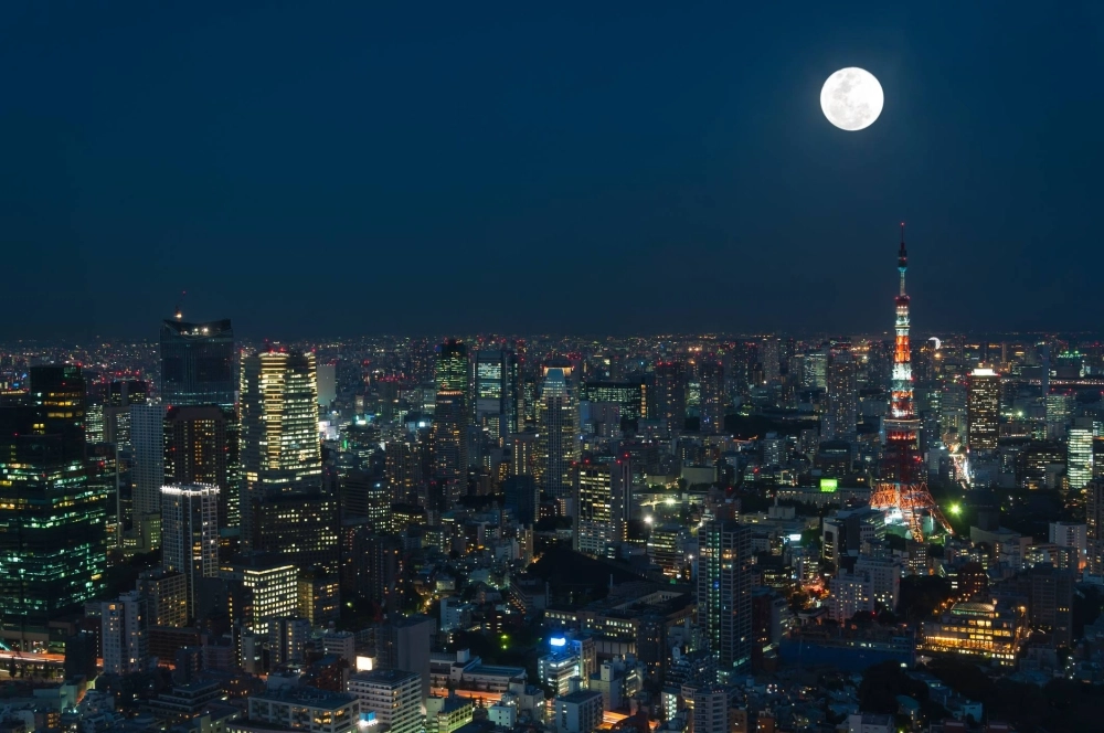A glittering cast of Tokyoites comes together in a collection of dreamlike vignettes in Atsuhiro Yoshida’s novella “Goodnight Tokyo.” A glittering cast of Tokyoites comes together in a collection of dreamlike vignettes in Atsuhiro Yoshida’s novella “Goodnight Tokyo.”