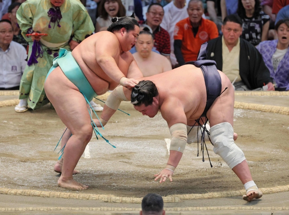Kotozakura (left) defeats Terunofuji at Dolphins Arena in Nagoya on July 28. Kotozakura (left) defeats Terunofuji at Dolphins Arena in Nagoya on July 28.