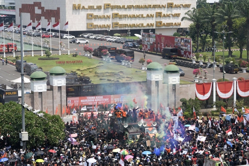 Protesters gather outside the parliament in Jakarta on Thursday. Thousands of police have been deployed near Indonesia’s parliament, amid growing anger over plans for electoral changes that would effectively favor the alliance of President Joko Widodo and his incoming successor, Prabowo Subianto.  Protesters gather outside the parliament in Jakarta on Thursday. Thousands of police have been deployed near Indonesia’s parliament, amid growing anger over plans for electoral changes that would effectively favor the alliance of President Joko Widodo and his incoming successor, Prabowo Subianto.