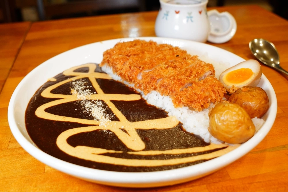 Rodin's 'katsu karē' (breaded and fried pork served withJapanese curry) comes with a splash of cashew nut cream. Rodin's 'katsu karē' (breaded and fried pork served withJapanese curry) comes with a splash of cashew nut cream.