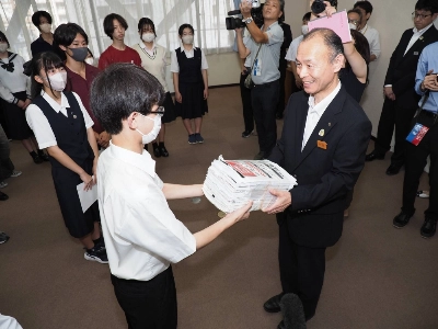 High school students submit a request to the Saitama Prefecture Board of Education in the city of Saitama on July 23 asking for 12 girls- or boys-only public high schools to remain single-gender. High school students submit a request to the Saitama Prefecture Board of Education in the city of Saitama on July 23 asking for 12 girls- or boys-only public high schools to remain single-gender.