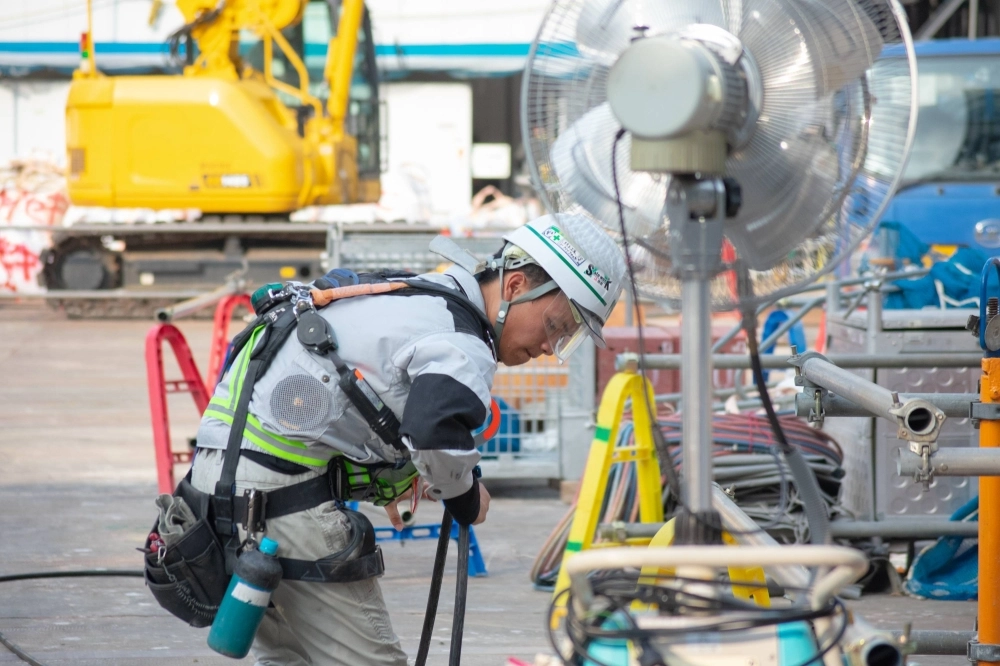 A construction worker in Akasaka-Mitsuke, Tokyo, on Wednesday. High temperatures are projected to linger on past the summer. A construction worker in Akasaka-Mitsuke, Tokyo, on Wednesday. High temperatures are projected to linger on past the summer.