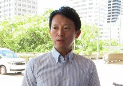 Hyogo Gov. Motohiko Saito speaks to reporters in front of the prefectural government building in Kobe on Friday. Hyogo Gov. Motohiko Saito speaks to reporters in front of the prefectural government building in Kobe on Friday.