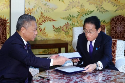 Nippon Ishin no Kai head Nobuyuki Baba (left) and Prime Minister Fumio Kishida discuss political reform in Tokyo in May. Nippon Ishin no Kai head Nobuyuki Baba (left) and Prime Minister Fumio Kishida discuss political reform in Tokyo in May.