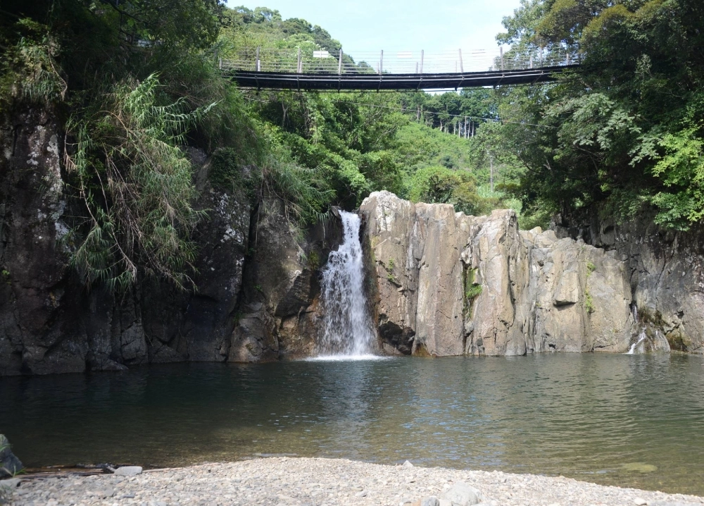 The Todoroki Falls in Amakusa, Kumamoto Prefecture, on Saturday. Seven high school students who had played in a river nearby experienced vomiting and diarrhea. The Todoroki Falls in Amakusa, Kumamoto Prefecture, on Saturday. Seven high school students who had played in a river nearby experienced vomiting and diarrhea.