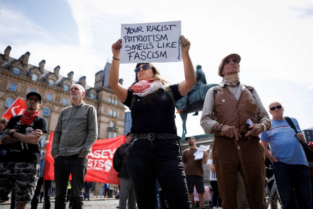 A protestor hold what they called a Stand up to Racism rally in Liverpool, England, on Aug 3. Savvy anti-populists should concentrate their rhetorical fire on populist leaders, rather than on their supporters. A protestor hold what they called a Stand up to Racism rally in Liverpool, England, on Aug 3. Savvy anti-populists should concentrate their rhetorical fire on populist leaders, rather than on their supporters.