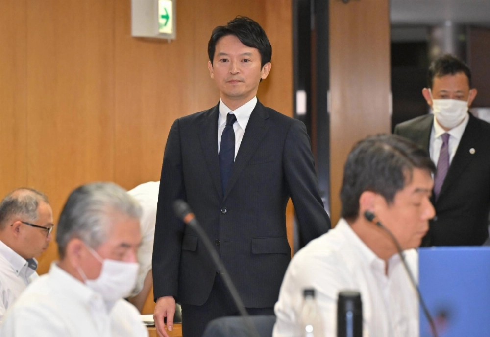 Hyogo Gov. Motohiko Saito (center) attends a session before a prefectural assembly investigative panel on Friday in Kobe, Hyogo Prefecture. Hyogo Gov. Motohiko Saito (center) attends a session before a prefectural assembly investigative panel on Friday in Kobe, Hyogo Prefecture.