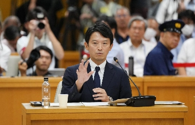 Hyogo Gov. Motohiko Saito speaks during a committee meeting in Kobe on Friday.  Hyogo Gov. Motohiko Saito speaks during a committee meeting in Kobe on Friday.