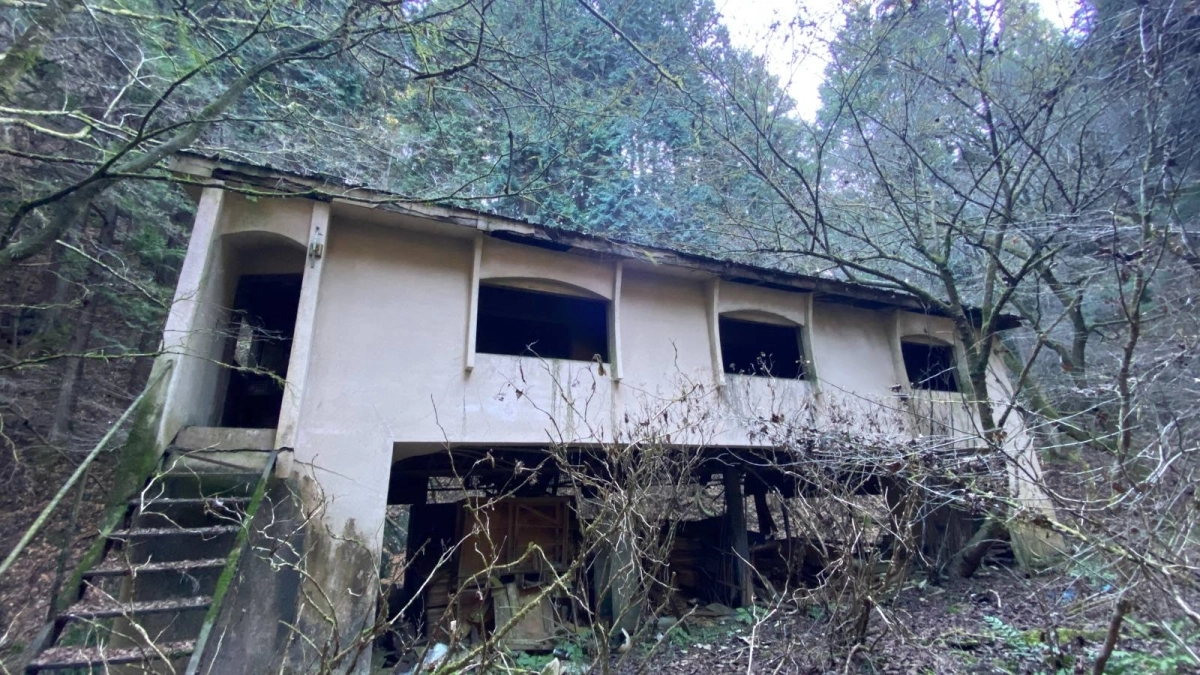 An abandoned house in Kanagawa Prefecture best suited to be torn down and replaced with a new structure. Anecdotal evidence suggests that buying an akiya and doing a full makeover and thorough overhaul can quickly approach the cost of a new structure. It might even be more expensive. An abandoned house in Kanagawa Prefecture best suited to be torn down and replaced with a new structure. Anecdotal evidence suggests that buying an akiya and doing a full makeover and thorough overhaul can quickly approach the cost of a new structure. It might even be more expensive.