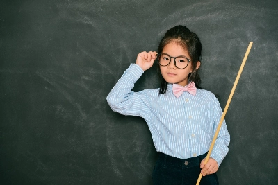 Elementary school students in Japan are often assigned roles like "class helper" as a way of instilling a sense of responsibility.  Elementary school students in Japan are often assigned roles like "class helper" as a way of instilling a sense of responsibility.