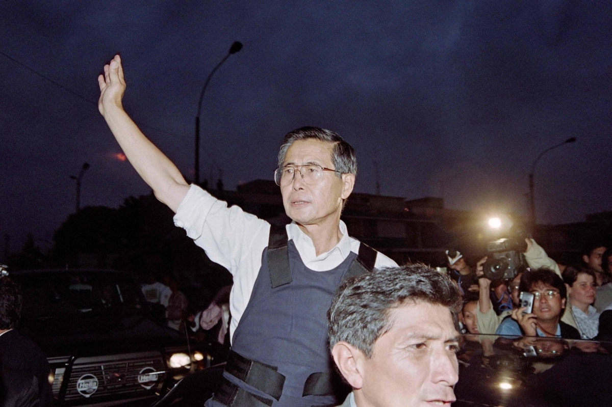 Fujimori became widely known to the Japanese public when, as Peruvian president, he took charge after left-wing rebels stormed into the Japanese ambassador’s residence in Lima in December 1996, holding nearly 700 people hostage. After a rescue operation four months later ended the hostage crisis, there was a sense in Japan that Fujimori was a hero. Fujimori became widely known to the Japanese public when, as Peruvian president, he took charge after left-wing rebels stormed into the Japanese ambassador’s residence in Lima in December 1996, holding nearly 700 people hostage. After a rescue operation four months later ended the hostage crisis, there was a sense in Japan that Fujimori was a hero.