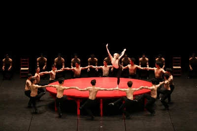 The Tokyo Ballet’s 60th anniversary program includes Maurice Bejart’s famous shorts, such as “Bolero.” The Tokyo Ballet’s 60th anniversary program includes Maurice Bejart’s famous shorts, such as “Bolero.”