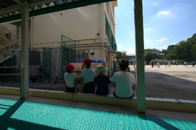 Students sit under a misting system during recess at Hikarigaoka Haru no Kaze Elementary School in Nerima Ward, Tokyo, on Sept. 6. Students sit under a misting system during recess at Hikarigaoka Haru no Kaze Elementary School in Nerima Ward, Tokyo, on Sept. 6.