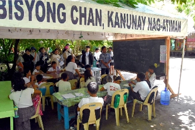 Japanese high school teachers visit an elementary school in the Philippines' Caohagan Island that holds classes outside. Japanese high school teachers visit an elementary school in the Philippines' Caohagan Island that holds classes outside.