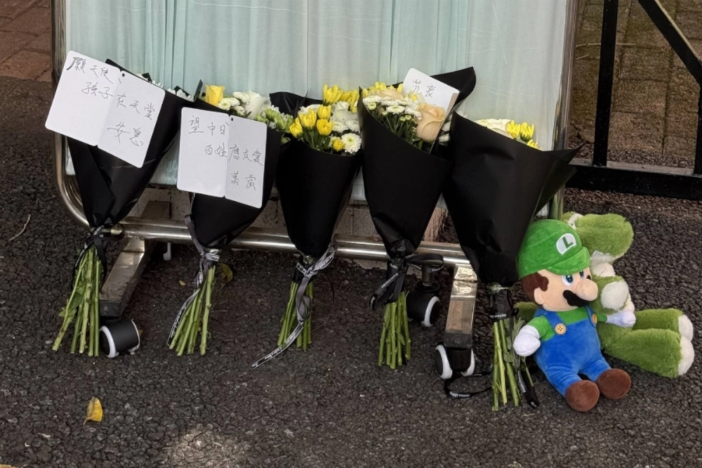 Flowers are laid in front of a Japanese school in Shenzhen last Friday. A Japanese boy who was on his way to the school was fatally stabbed last week. Flowers are laid in front of a Japanese school in Shenzhen last Friday. A Japanese boy who was on his way to the school was fatally stabbed last week.
