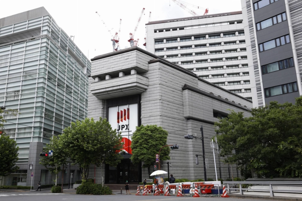 The Tokyo Stock Exchange in Tokyo. Japanese companies with directors that sit on multiple boards are facing the equity market’s displeasure as the bourse steps up pressure to improve corporate governance. The Tokyo Stock Exchange in Tokyo. Japanese companies with directors that sit on multiple boards are facing the equity market’s displeasure as the bourse steps up pressure to improve corporate governance.